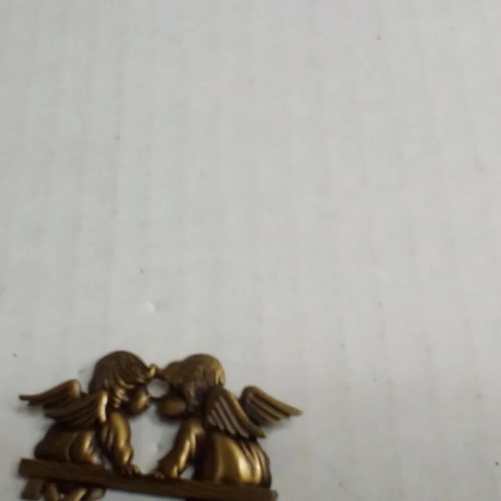 Vintage JJ Cherub Angels Sitting On Bench Kissing Broach Pin Pewter